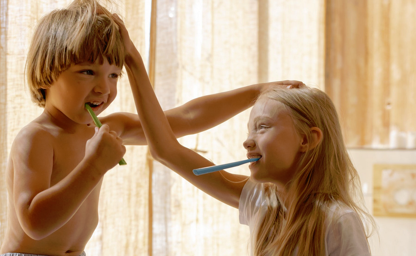 děti čištění zubů