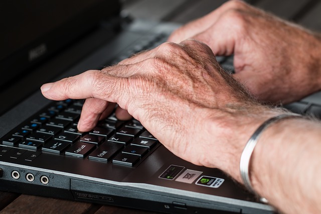 staré ruce na klávesnici